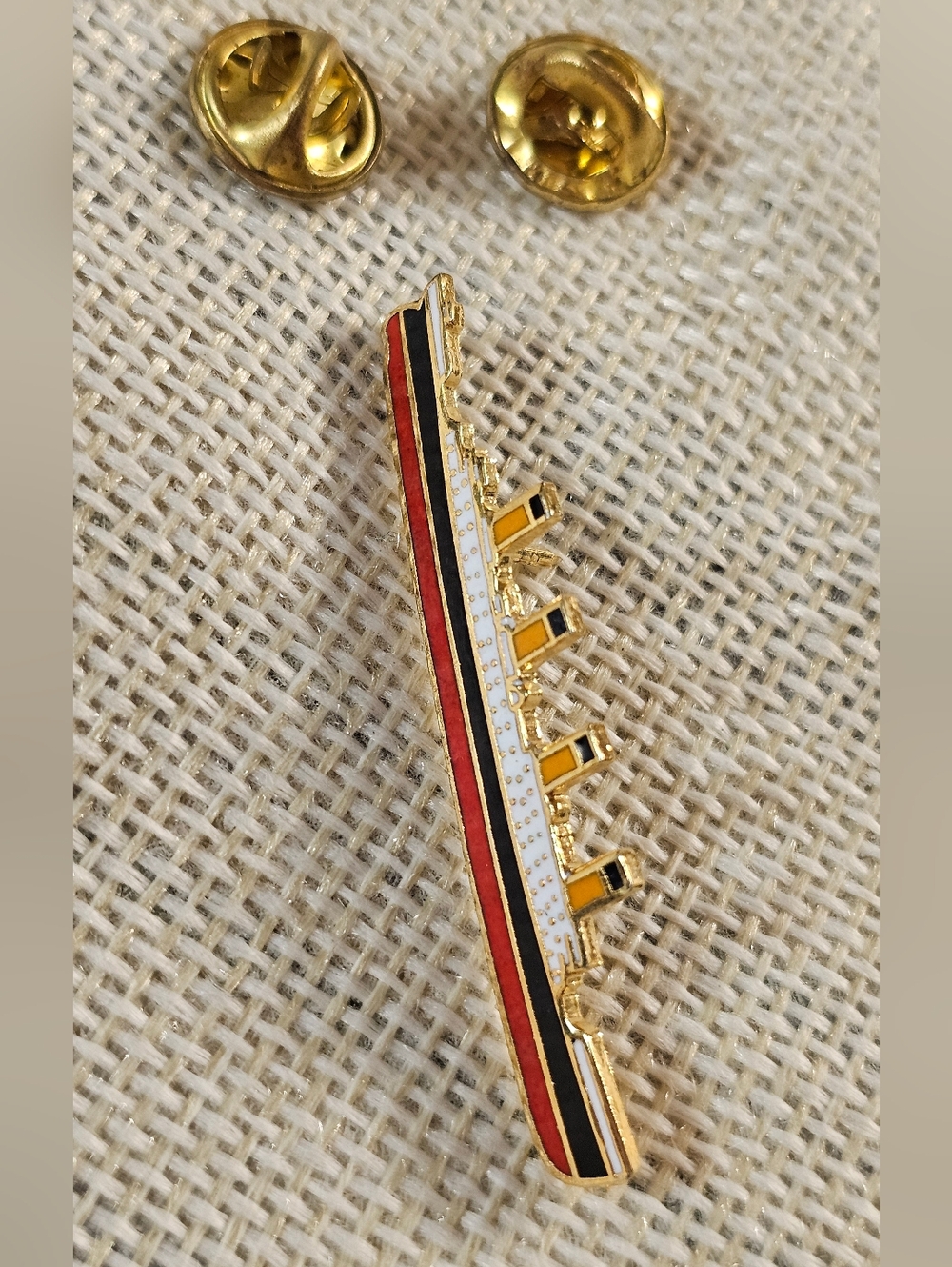 Vintage Titanic Goldtone Pin with Red and Black Enamel EUC - Picture 2 of 8